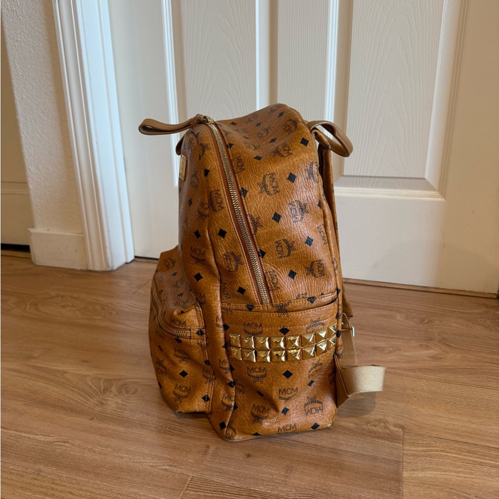 MCM Backpack - Medium Stark with Side Studs - Picture 2 of 7